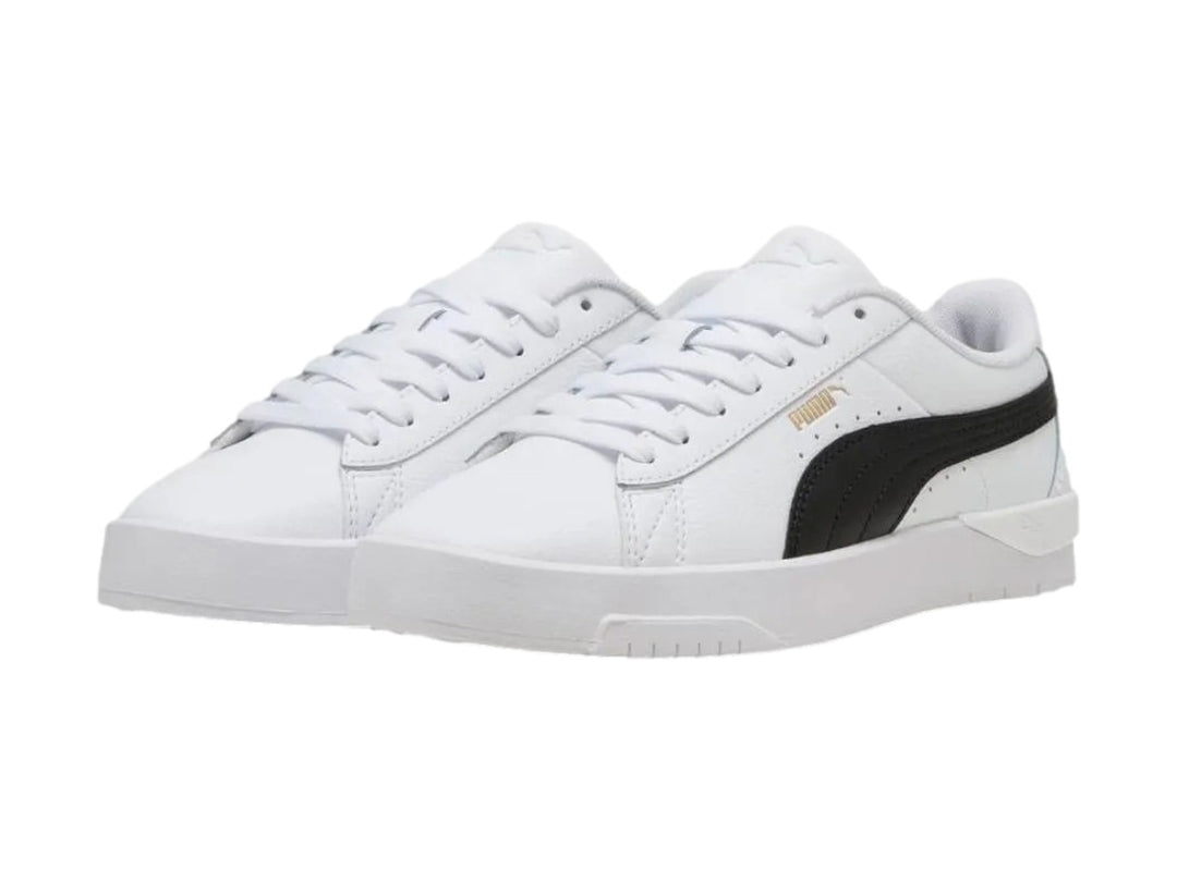 Tenis Puma Jada Classic en color blanco con franja lateral negra y suela blanca.