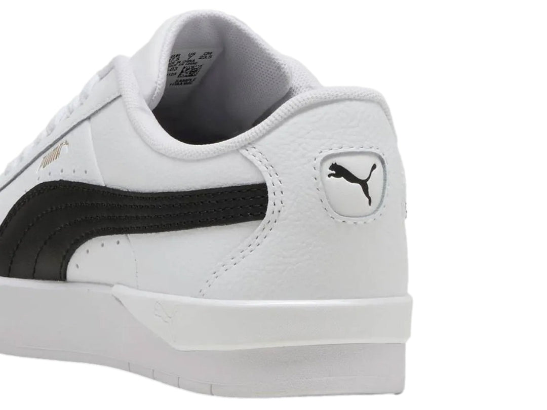 Tenis Puma Jada Classic en color blanco con franja lateral negra y suela blanca.