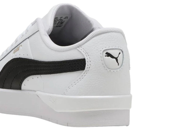 Tenis Puma Jada Classic en color blanco con franja lateral negra y suela blanca.
