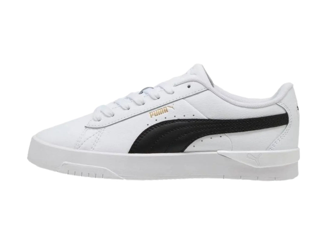 Tenis Puma Jada Classic en color blanco con franja lateral negra y suela blanca.