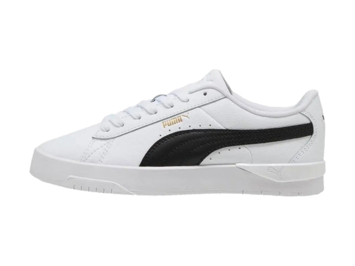 Tenis Puma Jada Classic en color blanco con franja lateral negra y suela blanca.