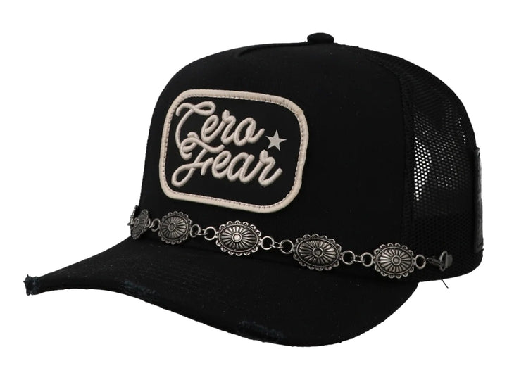 Gorra negra Cara Blanca modelo Cero Fear con parche frontal y cadena metálica decorativa sobre la visera.