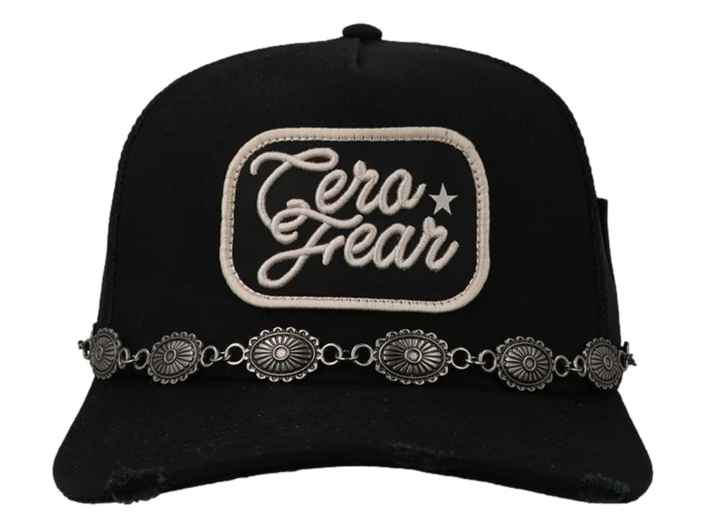 Gorra negra Cara Blanca modelo Cero Fear con parche frontal y cadena metálica decorativa sobre la visera.