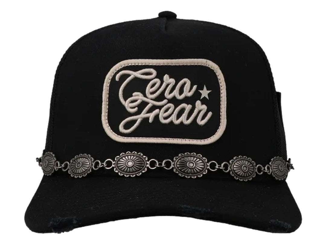 Gorra negra Cara Blanca modelo Cero Fear con parche frontal y cadena metálica decorativa sobre la visera.