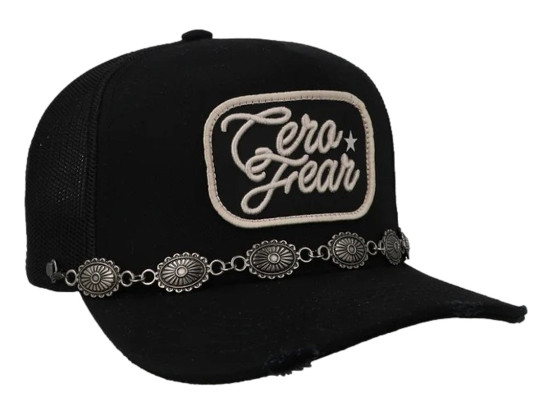 Gorra negra Cara Blanca modelo Cero Fear con parche frontal y cadena metálica decorativa sobre la visera.