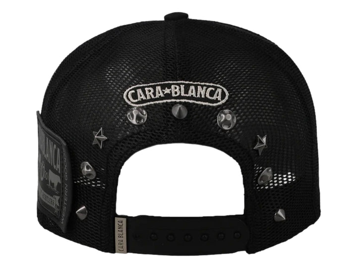 Gorra negra Cara Blanca modelo Cero Fear con parche frontal y cadena metálica decorativa sobre la visera.