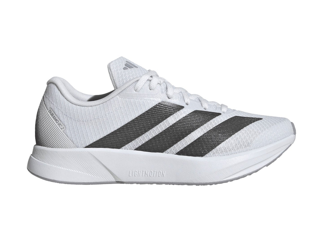 Tenis Adidas Duramo RC2 en color blanco con tres franjas grises laterales y suela blanca Lightmotion.