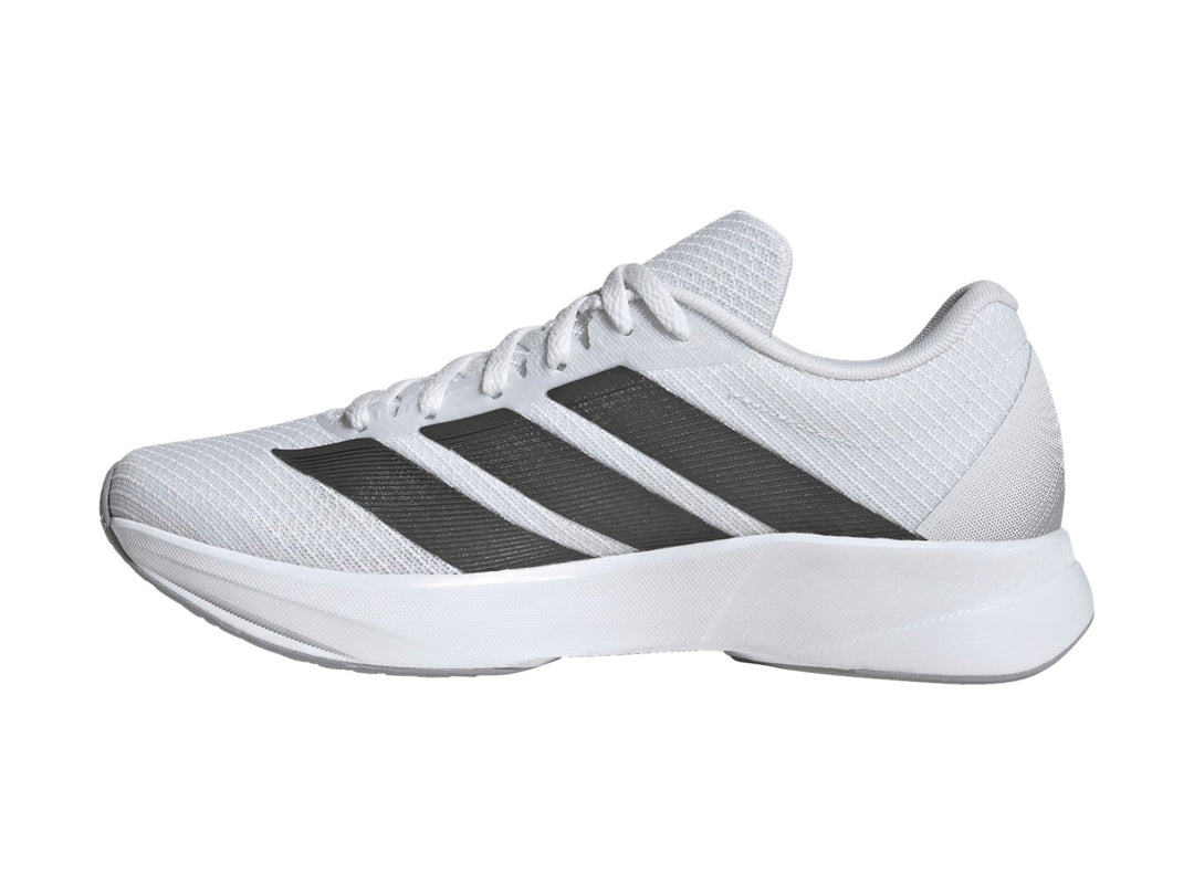 Tenis Adidas Duramo RC2 en color blanco con tres franjas grises laterales y suela blanca Lightmotion.