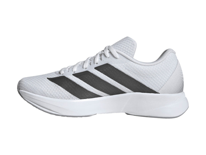 Tenis Adidas Duramo RC2 en color blanco con tres franjas grises laterales y suela blanca Lightmotion.