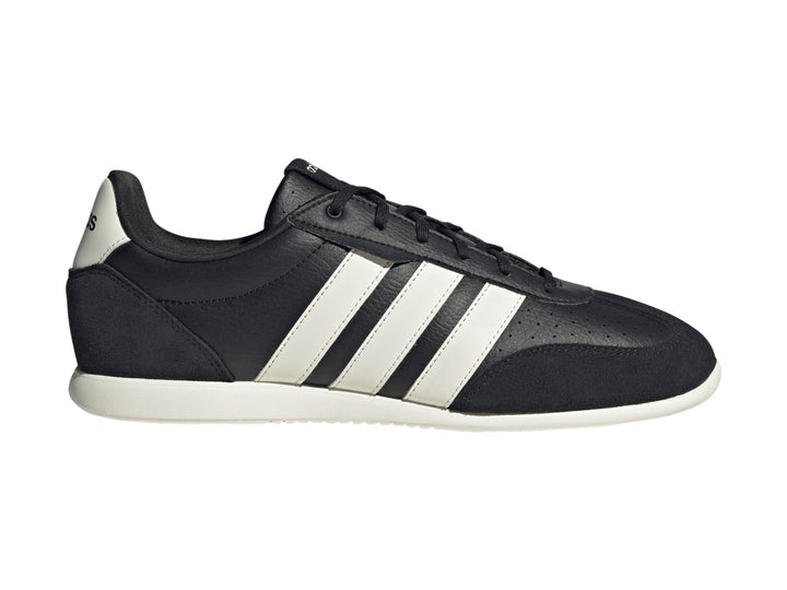 Tenis Adidas Barreda color negro con tres franjas blancas laterales y suela blanca.