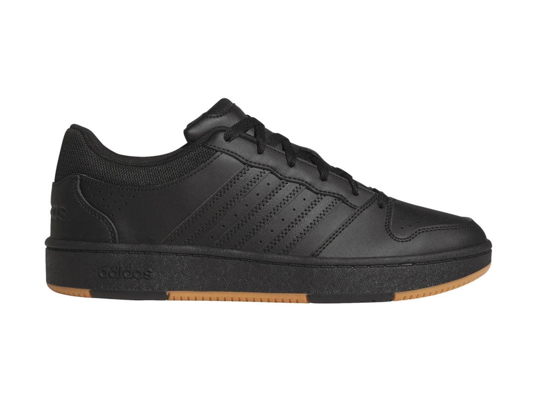 Tenis Adidas Hoops Classic en color negro con suela color caramelo vista de perfil.