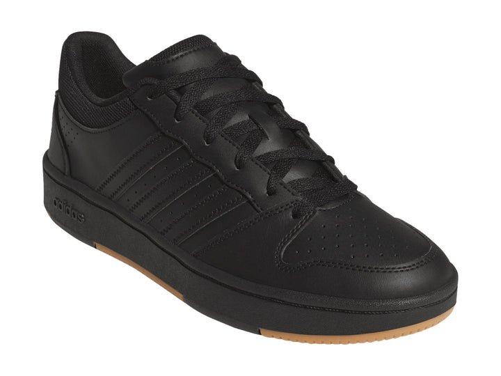 Tenis Adidas Hoops Classic en color negro con suela color caramelo vista de perfil.