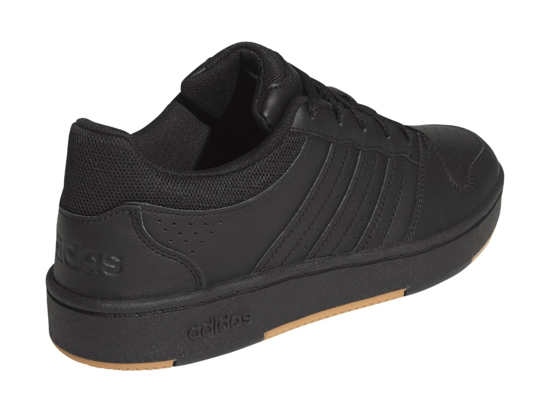 Tenis Adidas Hoops Classic en color negro con suela color caramelo vista de perfil.