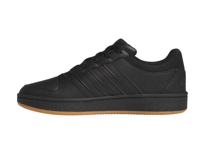 Tenis Adidas Hoops Classic en color negro con suela color caramelo vista de perfil.