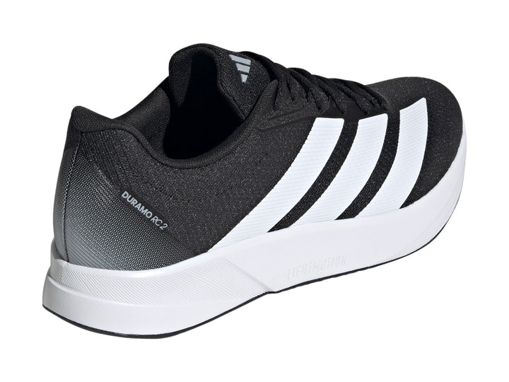 Tenis Adidas Duramo RC2 en color negro con tres franjas blancas laterales y suela blanca Lightmotion.