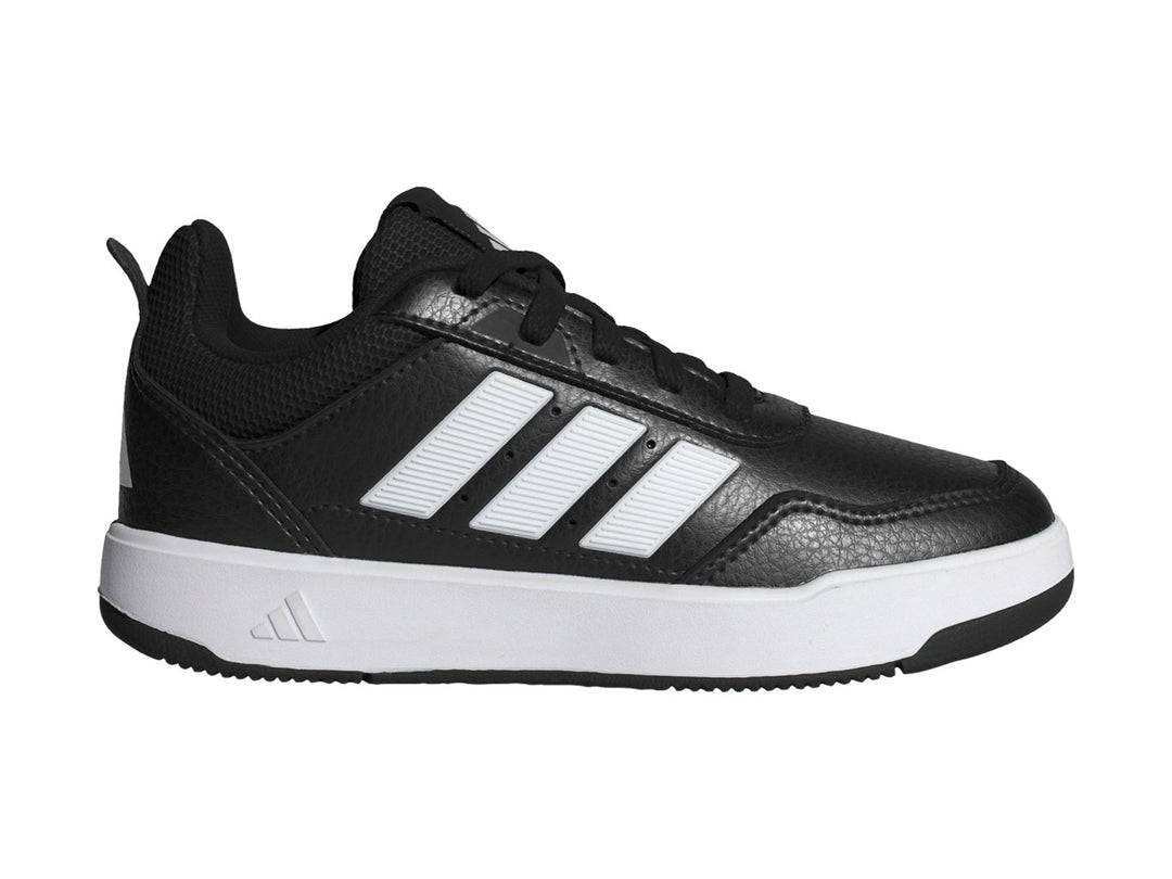 Tenis Adidas Tensaur Sport 3.0 K en color negro con tres franjas blancas laterales y suela blanca.