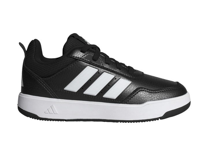Tenis Adidas Tensaur Sport 3.0 K en color negro con tres franjas blancas laterales y suela blanca.