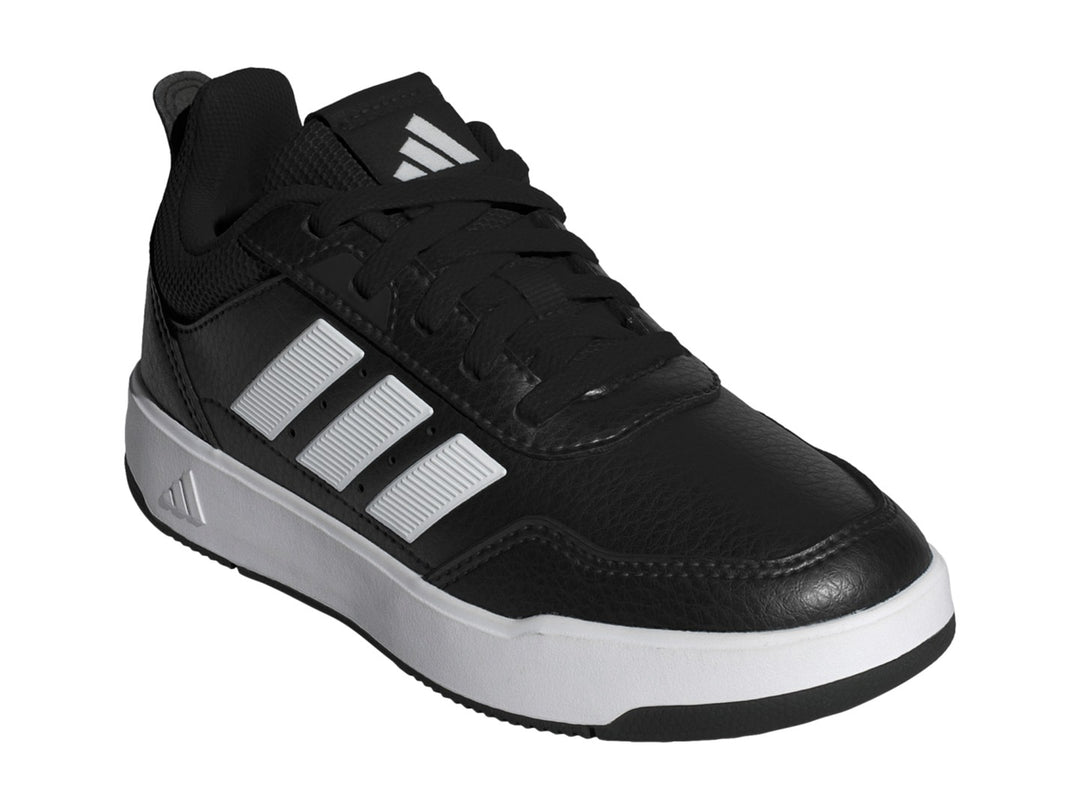 Tenis Adidas Tensaur Sport 3.0 K en color negro con tres franjas blancas laterales y suela blanca.