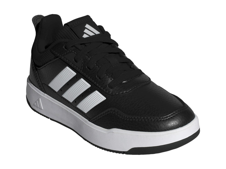Tenis Adidas Tensaur Sport 3.0 K en color negro con tres franjas blancas laterales y suela blanca.
