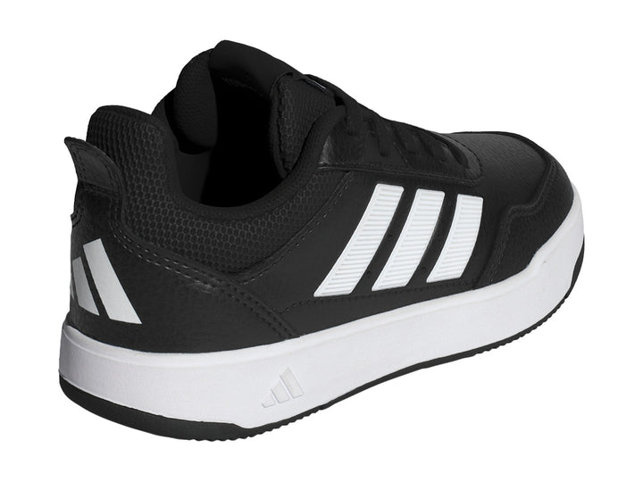 Tenis Adidas Tensaur Sport 3.0 K en color negro con tres franjas blancas laterales y suela blanca.