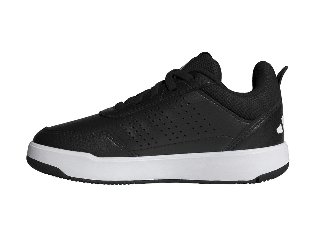 Tenis Adidas Tensaur Sport 3.0 K en color negro con tres franjas blancas laterales y suela blanca.