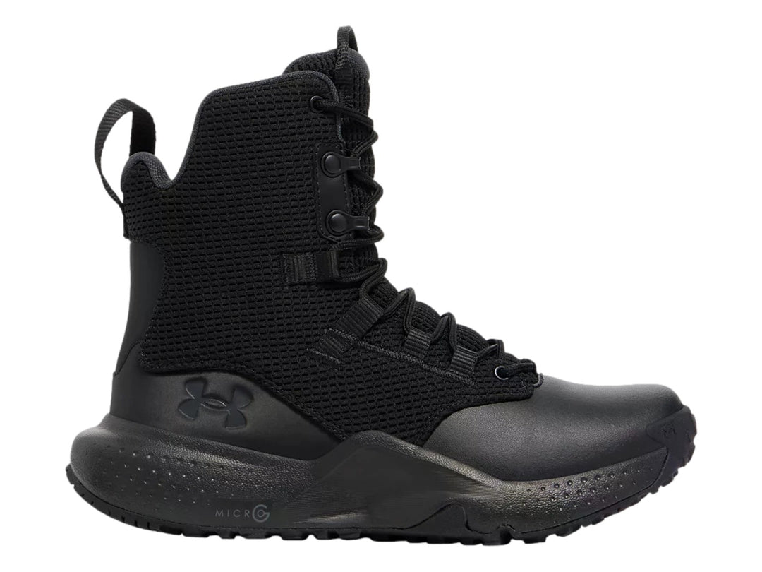 Bota Under Armour Micro G Stellar en color negro, con tejido transpirable y suela deportiva.