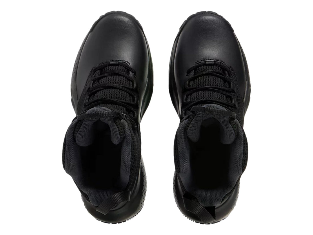 Bota Under Armour Micro G Stellar en color negro, con tejido transpirable y suela deportiva.