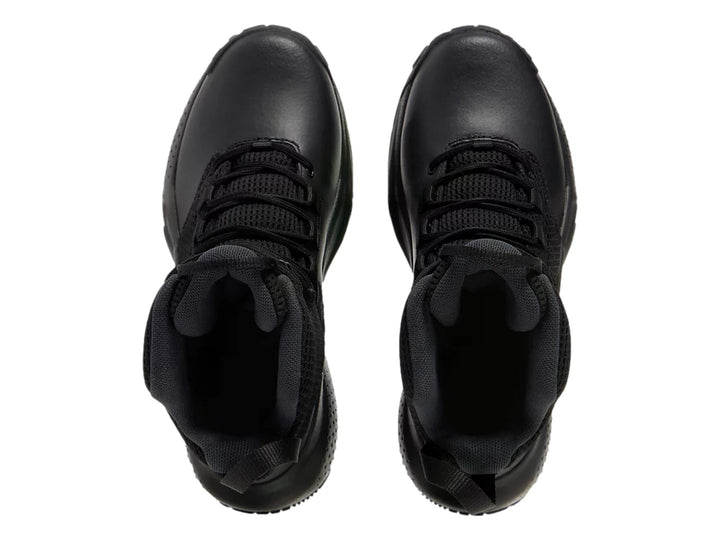 Bota Under Armour Micro G Stellar en color negro, con tejido transpirable y suela deportiva.