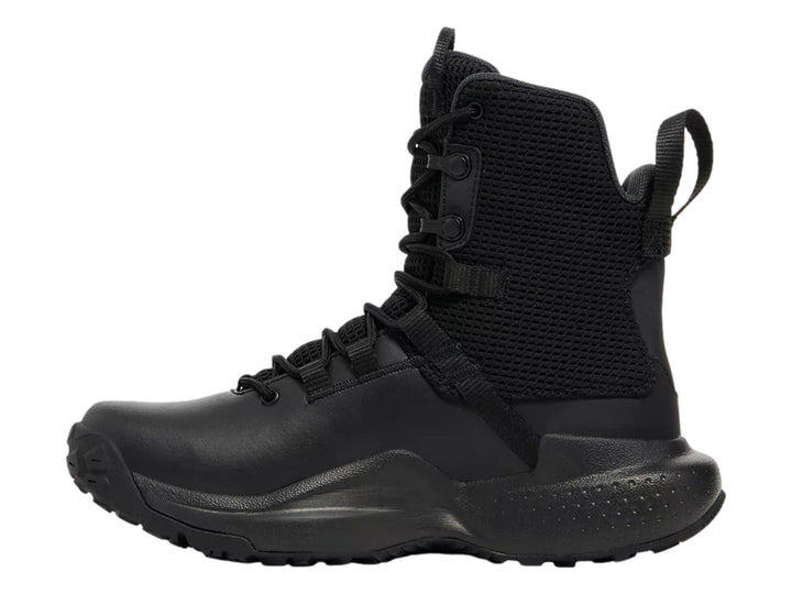 Bota Under Armour Micro G Stellar en color negro, con tejido transpirable y suela deportiva.