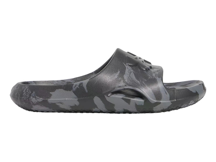 Sandalia Under Armour B Locker V en color negro con estampado de camuflaje gris