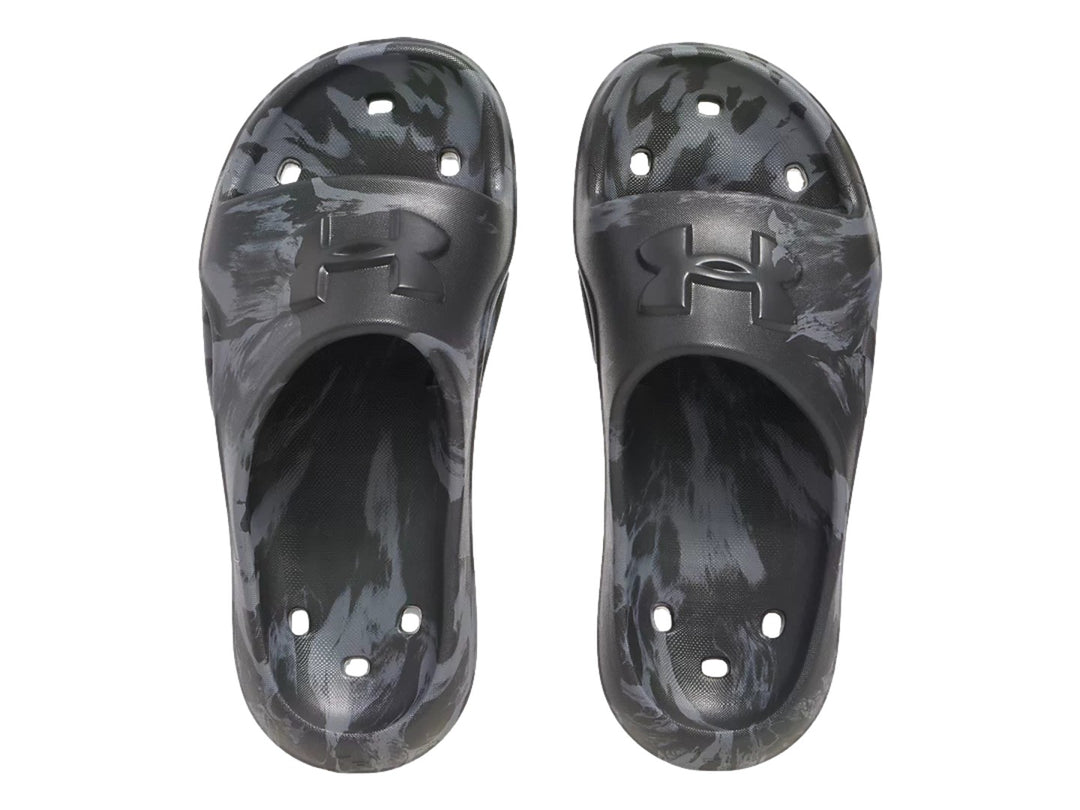 Sandalia Under Armour B Locker V en color negro con estampado de camuflaje gris
