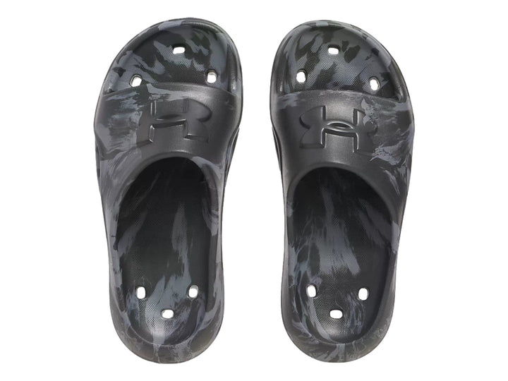 Sandalia Under Armour B Locker V en color negro con estampado de camuflaje gris