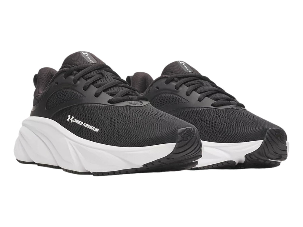 Tenis Under Armour Rogue 6 en color negro con suela blanca gruesa y diseño deportivo.