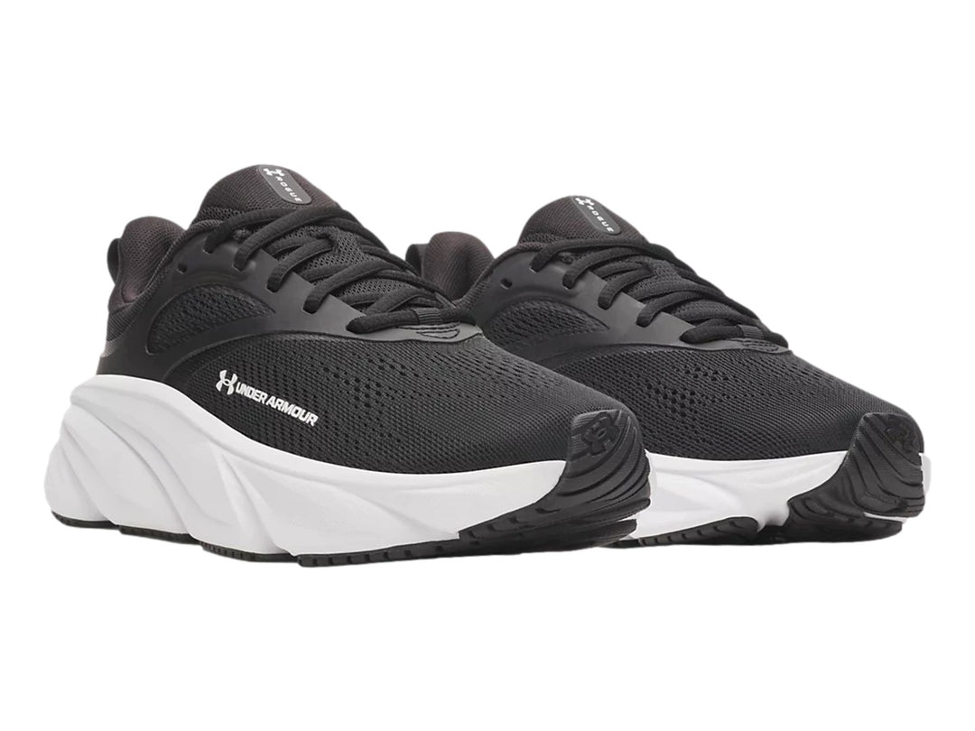 Tenis Under Armour Rogue 6 en color negro con suela blanca gruesa y diseño deportivo.