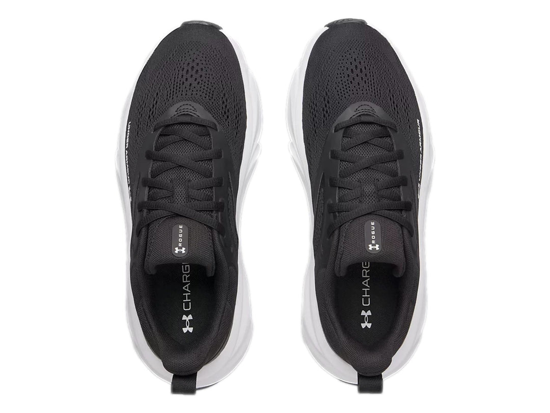 Tenis Under Armour Rogue 6 en color negro con suela blanca gruesa y diseño deportivo.