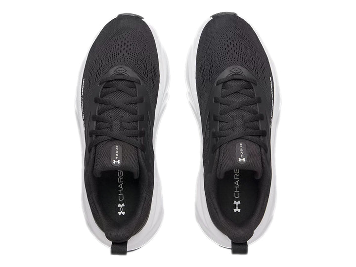 Tenis Under Armour Rogue 6 en color negro con suela blanca gruesa y diseño deportivo.