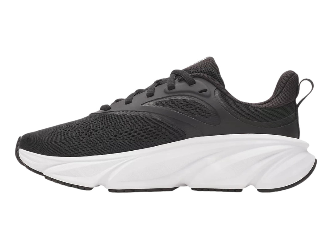 Tenis Under Armour Rogue 6 en color negro con suela blanca gruesa y diseño deportivo.