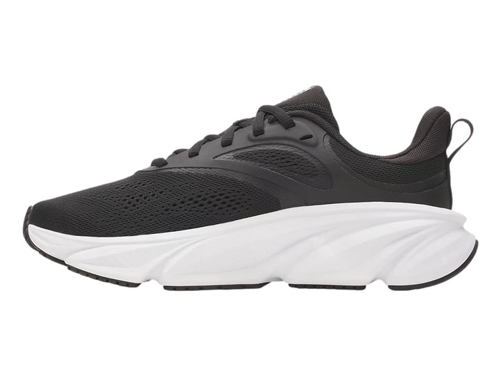 Tenis Under Armour Rogue 6 en color negro con suela blanca gruesa y diseño deportivo.