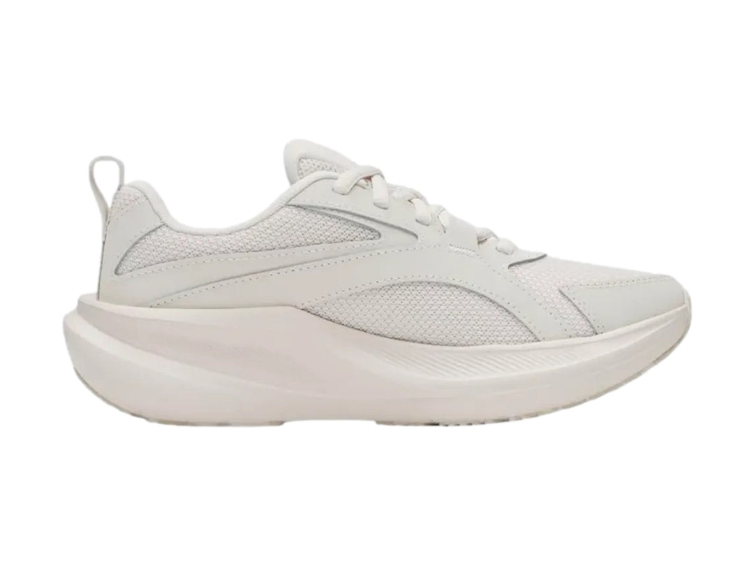 Tenis Under Armour W Assert 11 en color blanco total con suela ancha y cuerpo de malla transpirable.