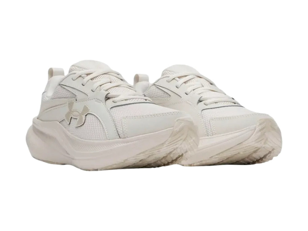 Tenis Under Armour W Assert 11 en color blanco total con suela ancha y cuerpo de malla transpirable.