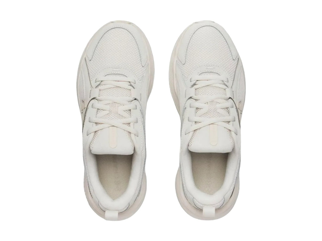 Tenis Under Armour W Assert 11 en color blanco total con suela ancha y cuerpo de malla transpirable.