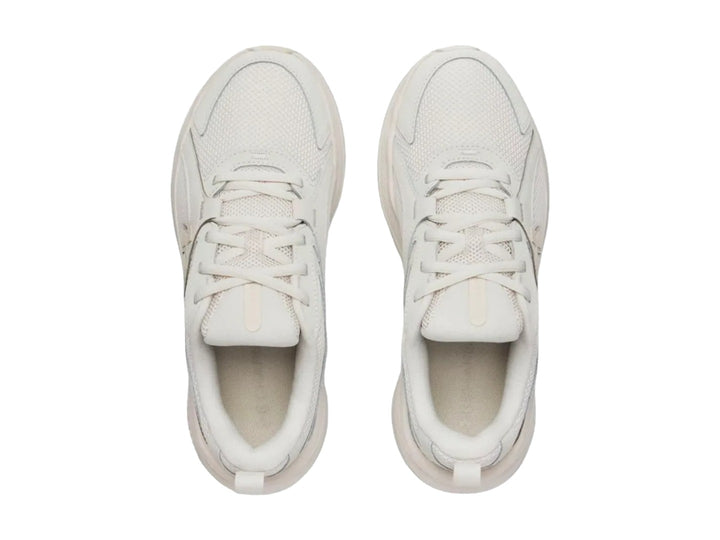 Tenis Under Armour W Assert 11 en color blanco total con suela ancha y cuerpo de malla transpirable.