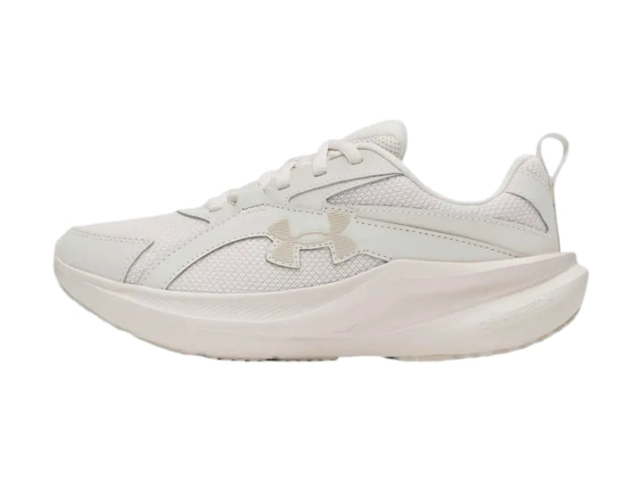 Tenis Under Armour W Assert 11 en color blanco total con suela ancha y cuerpo de malla transpirable.