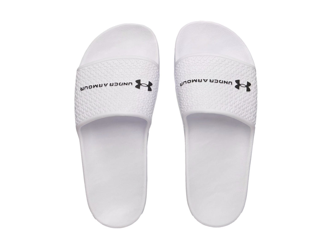 Sandalia Under Armour blanca para mujer con banda superior texturizada y logotipo negro