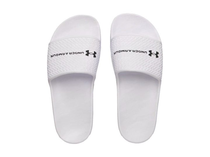 Sandalia Under Armour blanca para mujer con banda superior texturizada y logotipo negro
