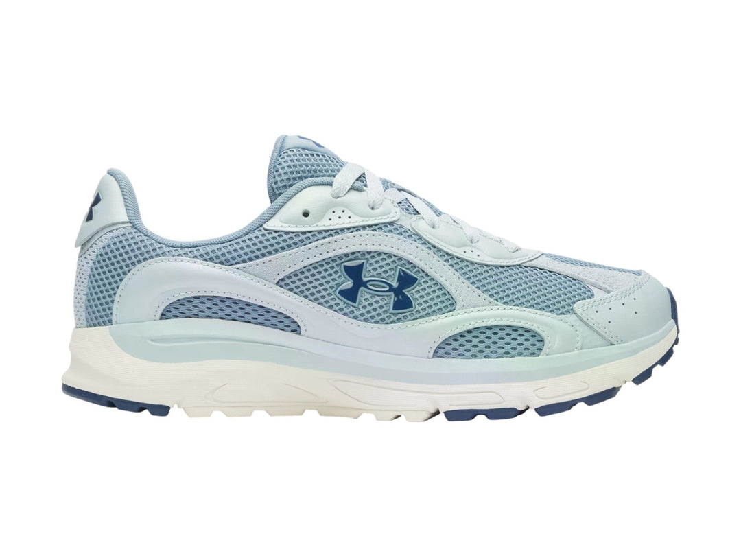 Tenis Under Armour Tech Runner en color azul claro y blanco con detalles en malla y suela blanca.