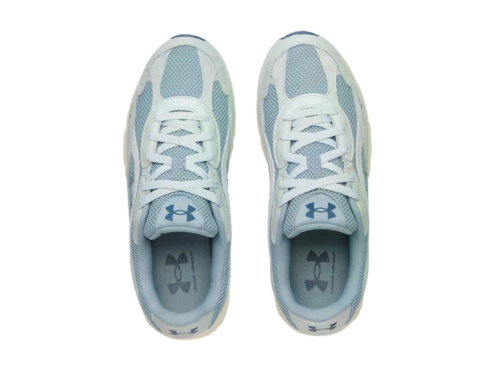 Tenis Under Armour Tech Runner en color azul claro y blanco con detalles en malla y suela blanca.