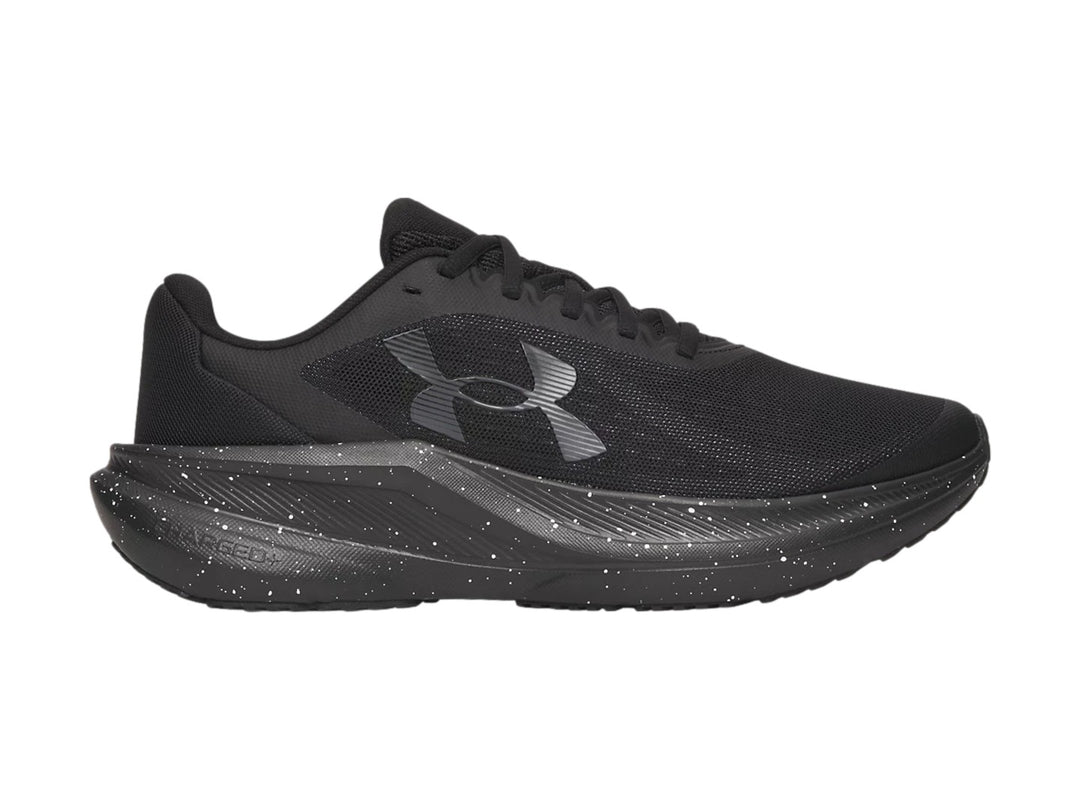 Tenis Under Armour Chase color negro con suela moteada en blanco y malla transpirable.