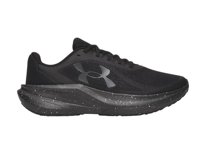 Tenis Under Armour Chase color negro con suela moteada en blanco y malla transpirable.