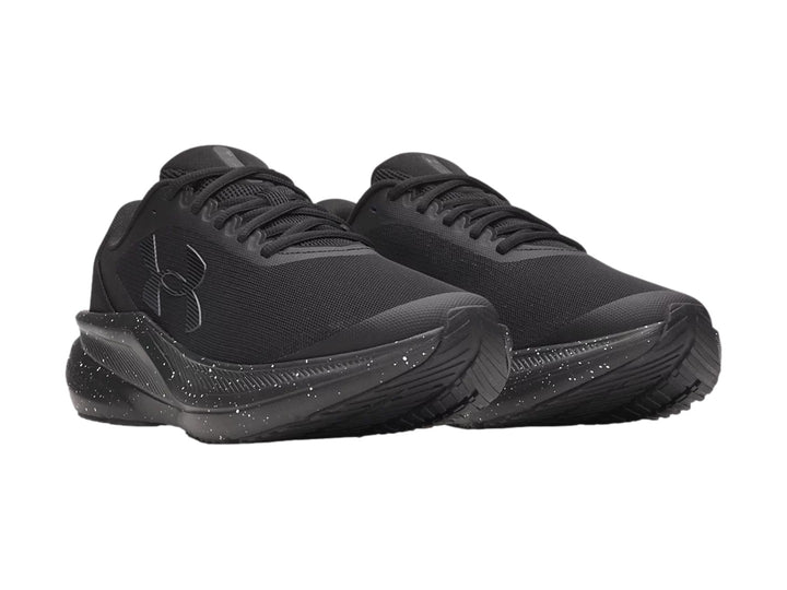 Tenis Under Armour Chase color negro con suela moteada en blanco y malla transpirable.